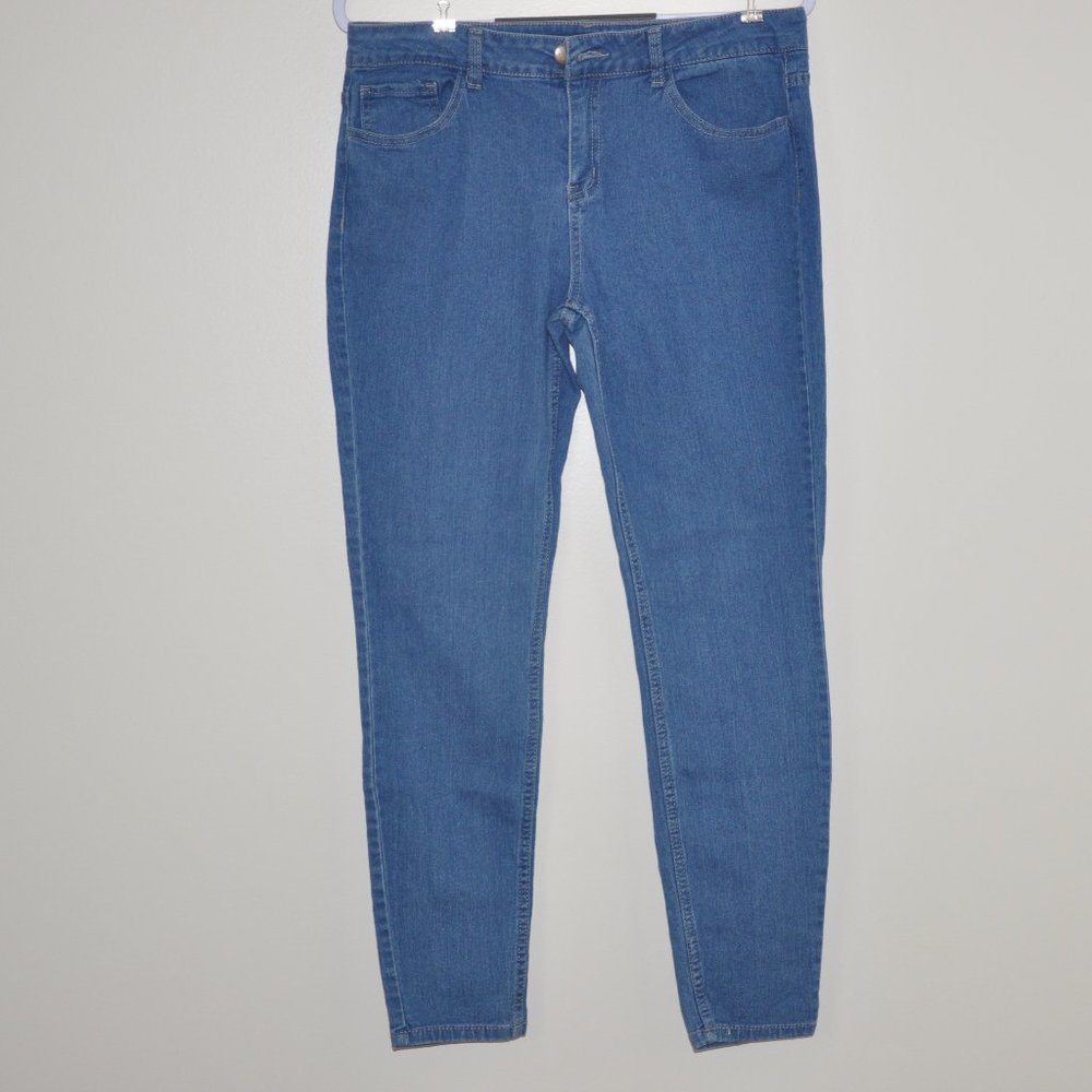 Forever 21 Women's Mid Rise Medium Wash Blue Jeans Size 31